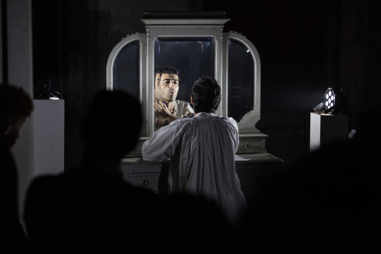  Obra(s) por Arthur Scovino.  Da atividade Manjar: Arthur Scovino, Isabela Sá Roriz, Tiro no Escuro (Liana Padilha + Bruno Mendonça), Jean Genet. 
